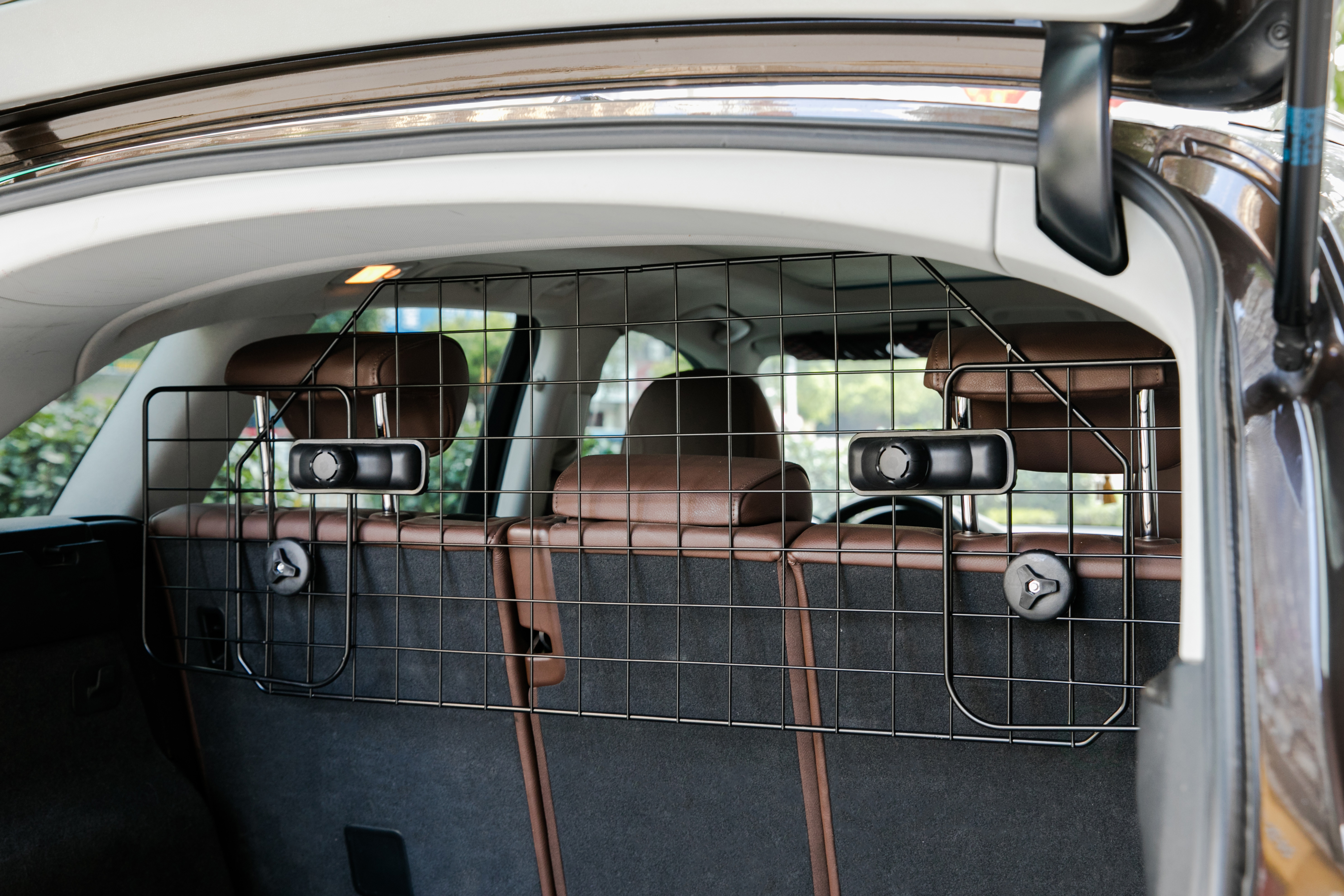 Adjustable Dog Car Gate Backseat Barrier For Pets, Universal Fit for Vehicles